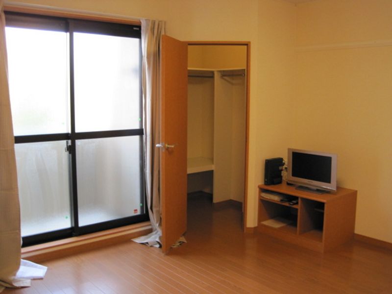 レオパレスクローバー 居間
