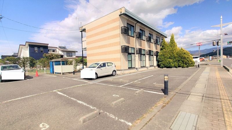 レオパレスハイランドコート 駐車場