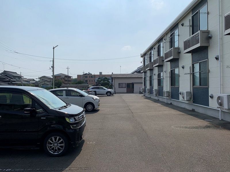 レオネクストアステラス加茂 駐車場