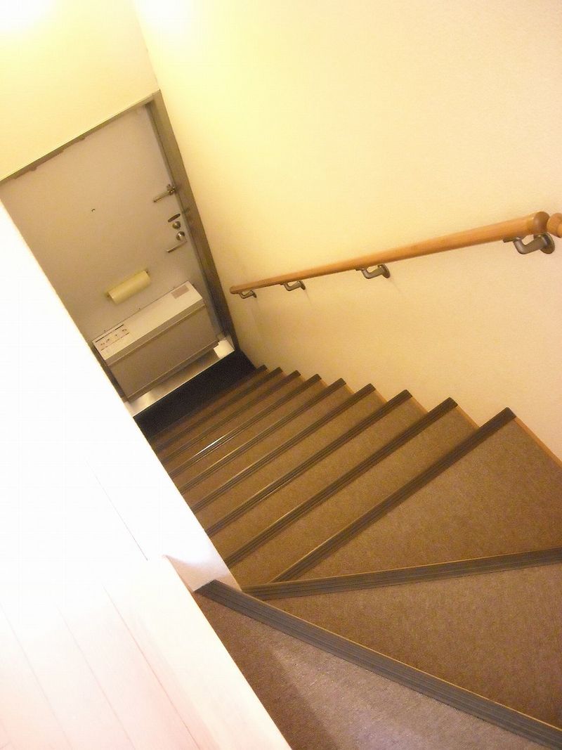 レオパレス庚申坂 玄関