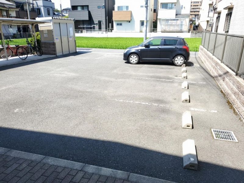 レオパレスイクセン２ 駐車場