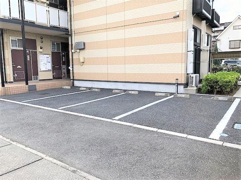 レオパレスグランシャリオ 駐車場