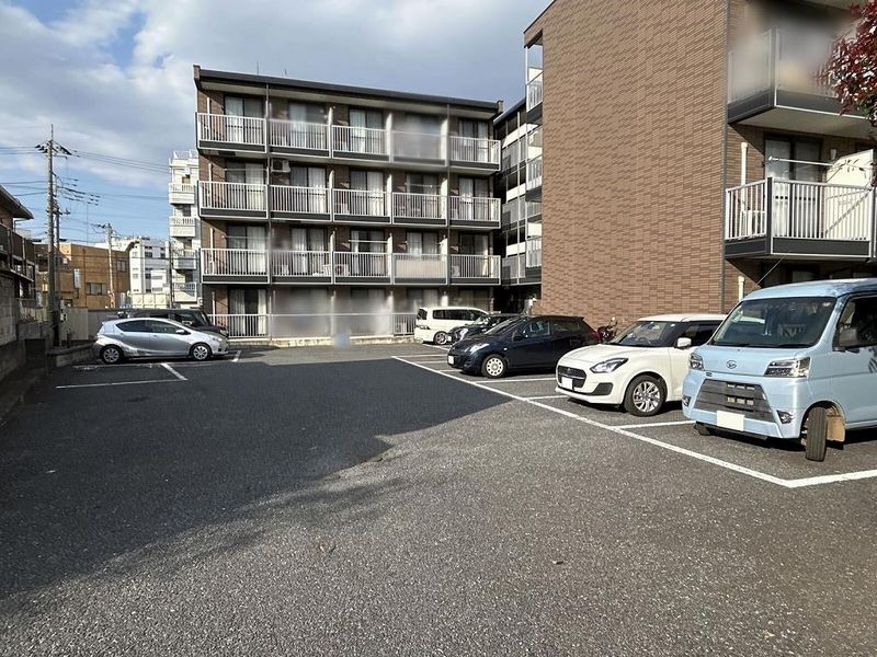 レオパレス新座サンハイツ 駐車場