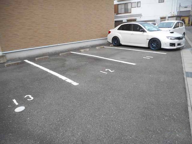 レオパレスプラサイド 駐車場