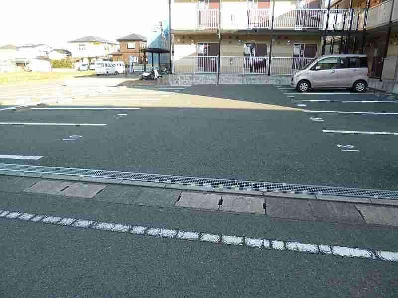 レオパレスミリオンベル 駐車場