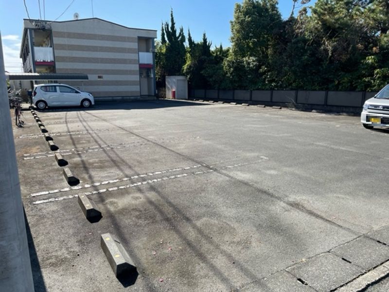 レオパレススバル　１ 駐車場