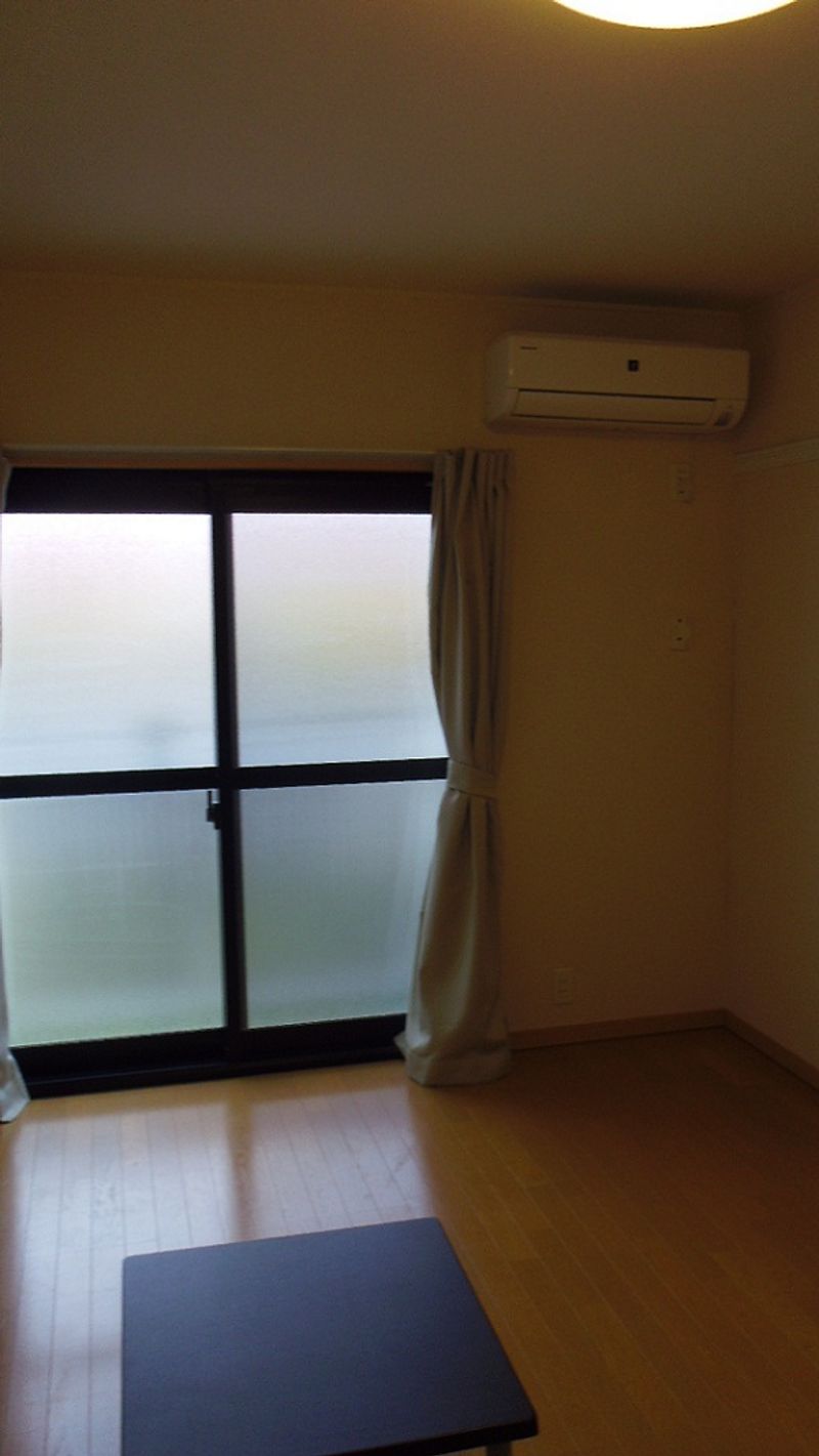 レオパレスかわせみ 居間