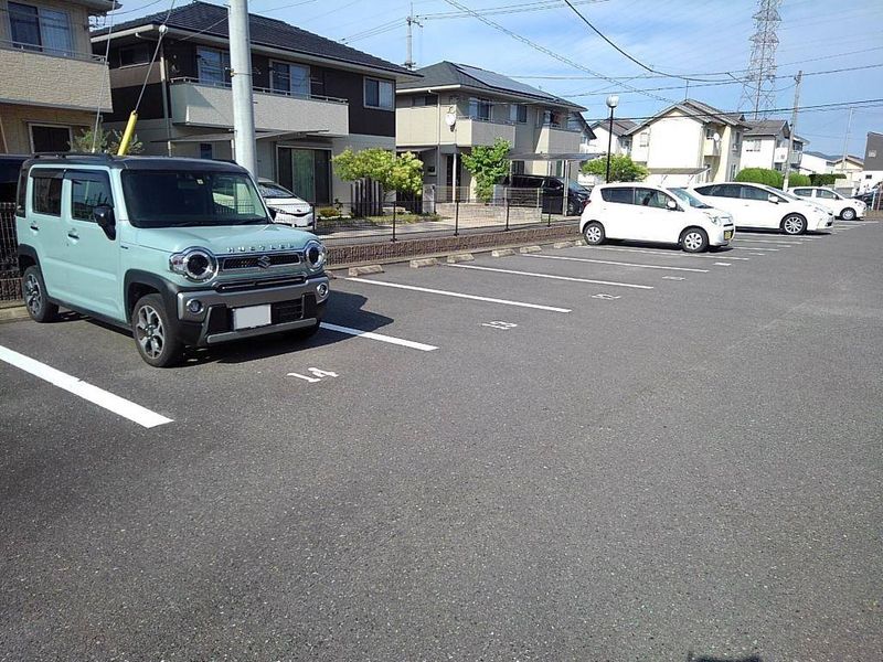 レオパレスサルウェイ三条 駐車場