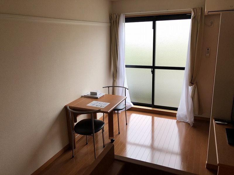 レオパレス八幡 居間