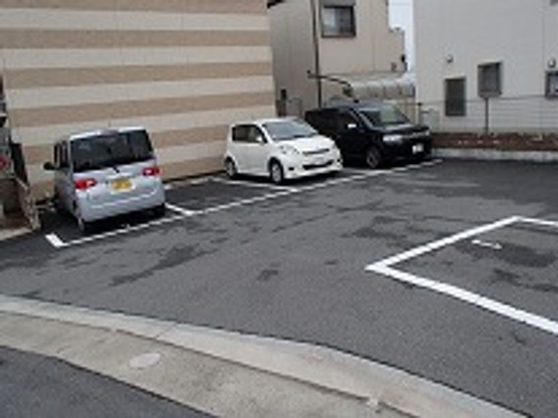 レオパレスリバーサイド播磨 駐車場