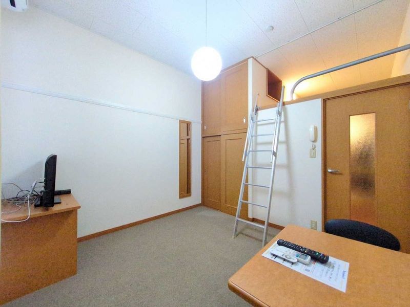 レオパレス渚 居間