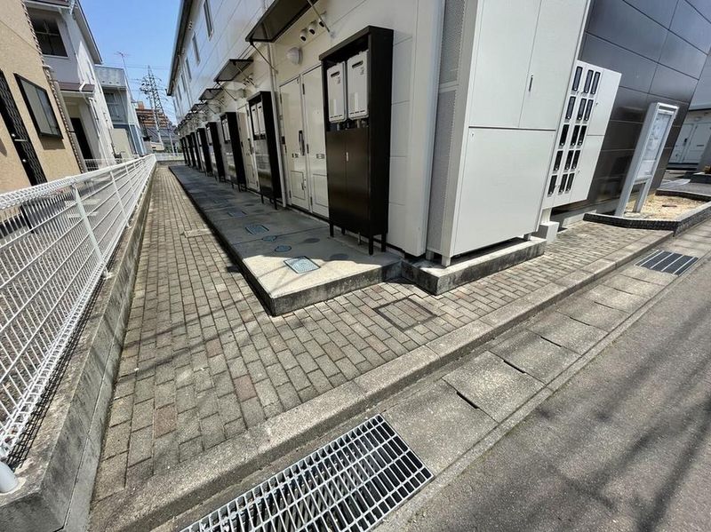 レオパレスポーラスターＡ エントランス