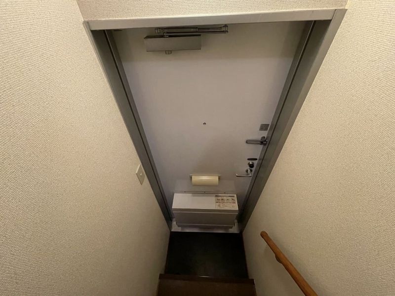レオパレスアゼリア 玄関