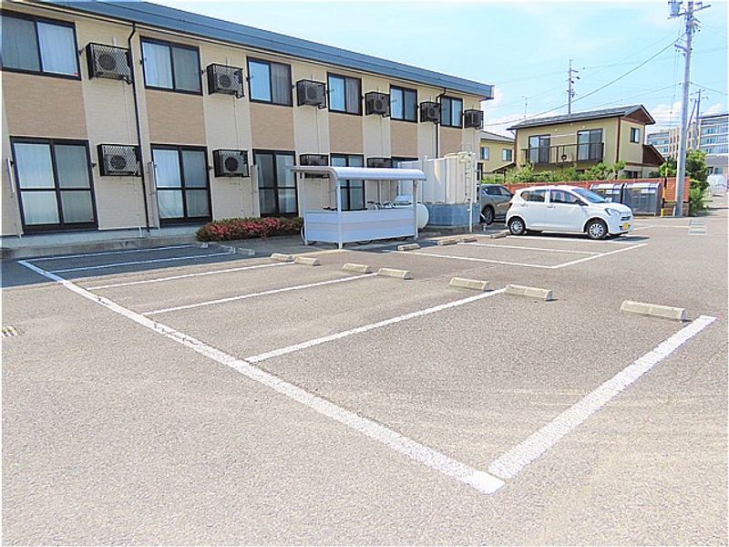 レオパレスエストレージャ２１ 駐車場