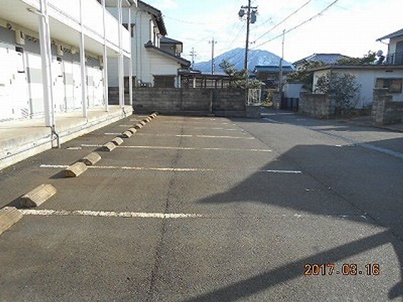 レオパレスマツバ 駐車場