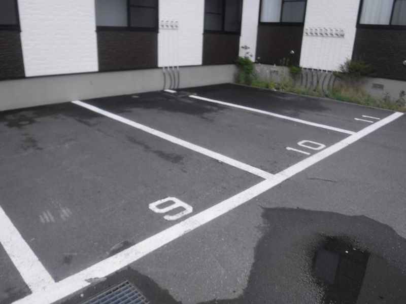 レオパレスＨＯＴハウス登別 駐車場