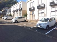 レオパレスひよりが丘 駐車場