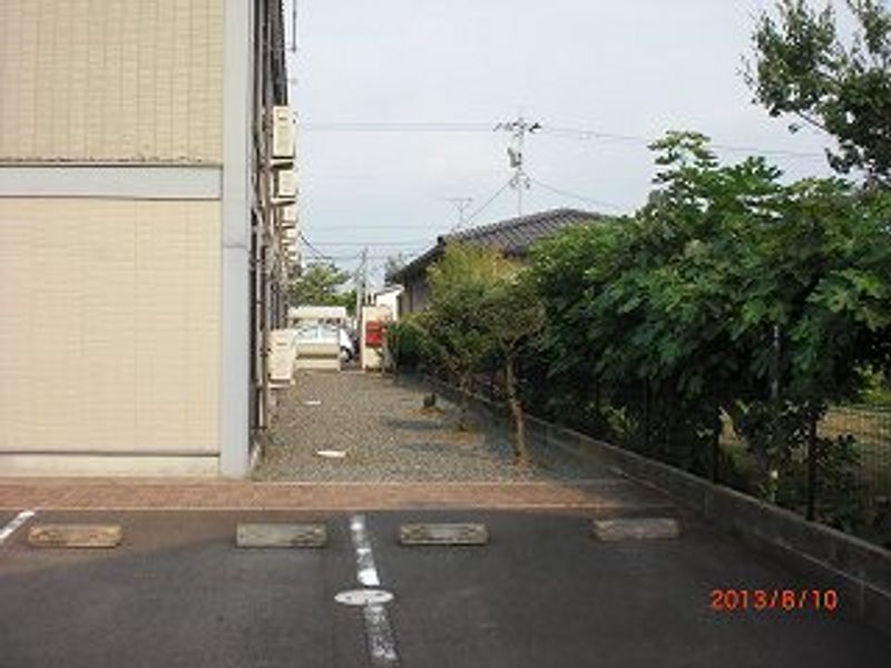 レオパレスファミーユσ 駐車場