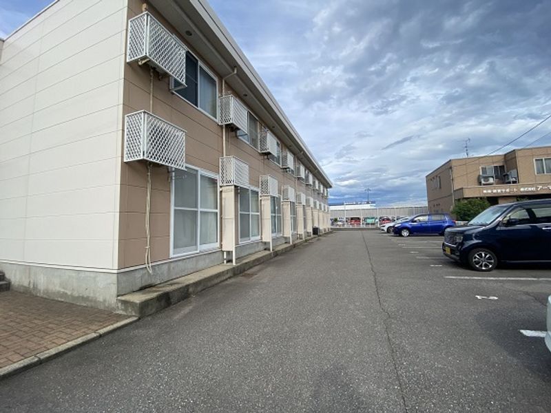 レオパレスＣａｍｅｒｉａ御経塚 駐車場