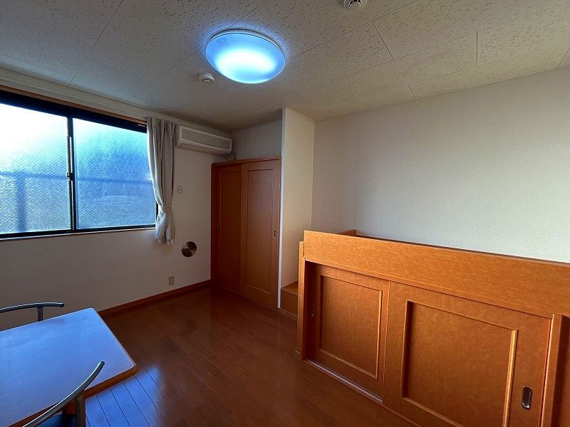 レオパレスもみじ山 居間