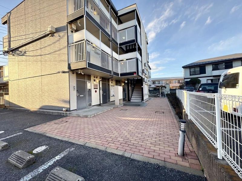 レオパレスサンクフルコート エントランス