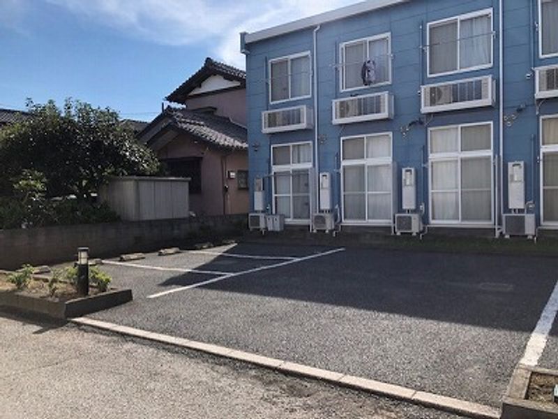 レオパレスロースマリーン 駐車場