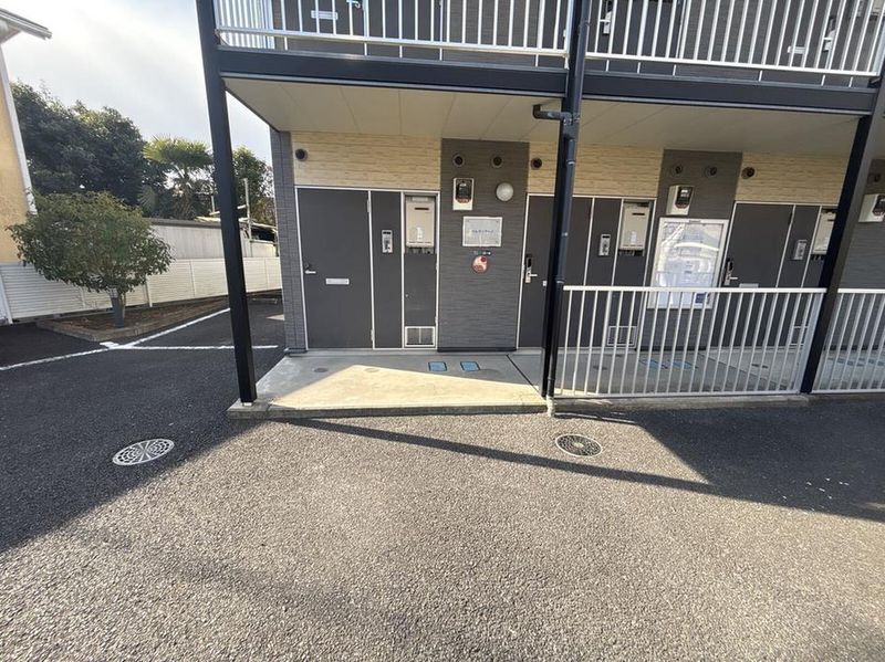 レオパレスパレヴィアーノ エントランス