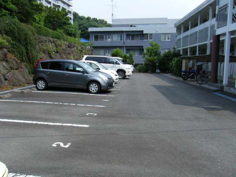 レオパレスアンビシャス聖園 駐車場
