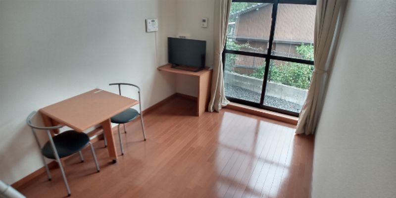 レオパレス上田 居間