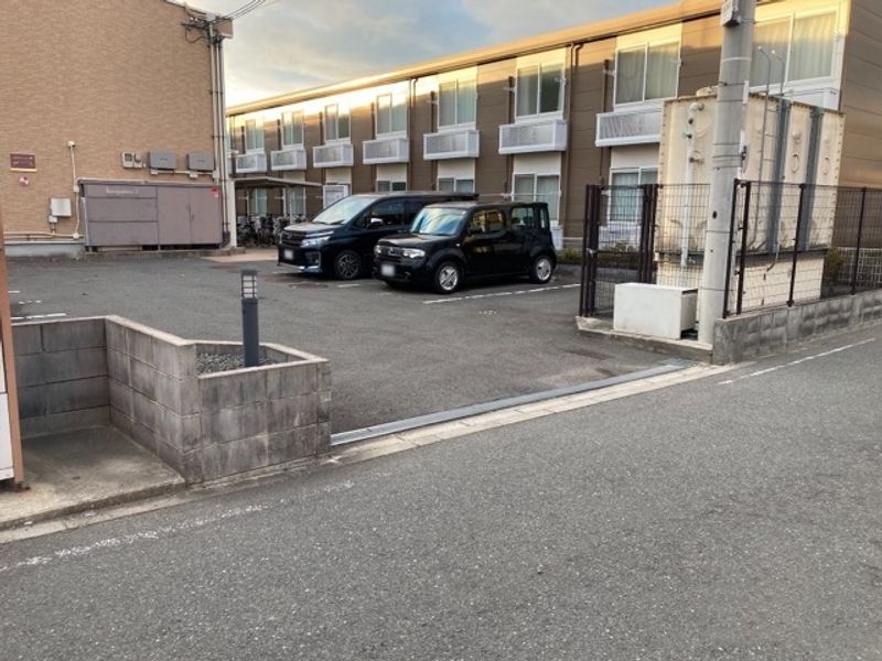レオパレスフルール 駐車場