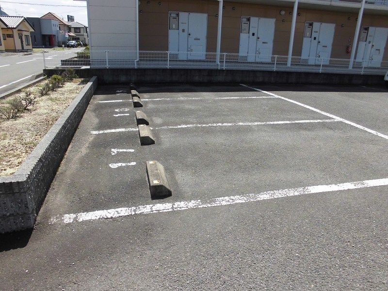 レオパレス中屋敷ソレイユ 駐車場