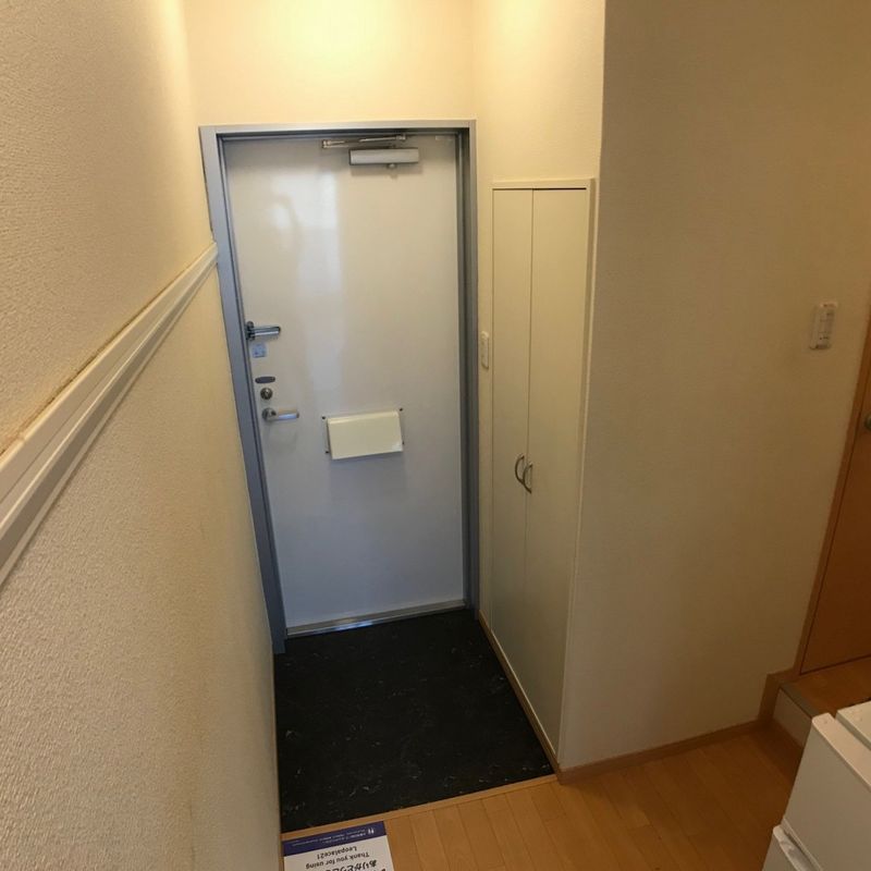レオパレスサワ 玄関