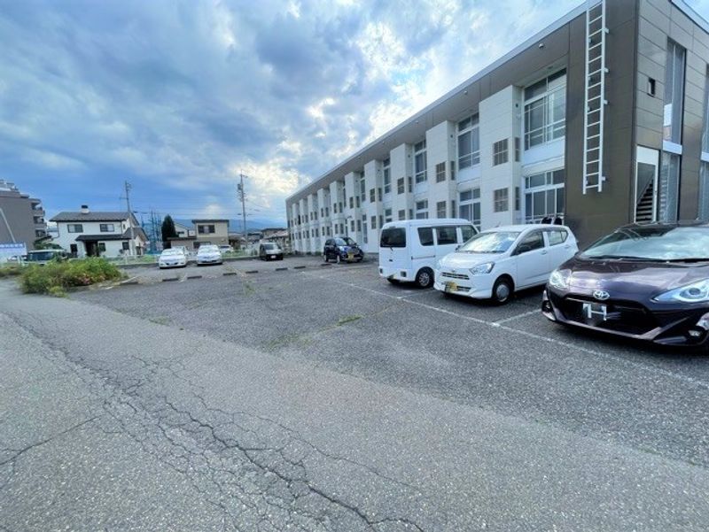 レオパレス辰野 駐車場