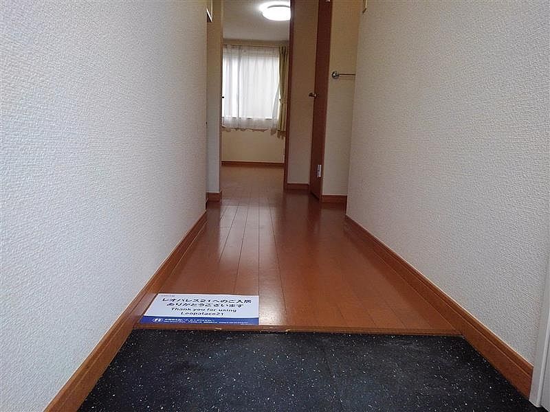 レオパレス東風荘 玄関