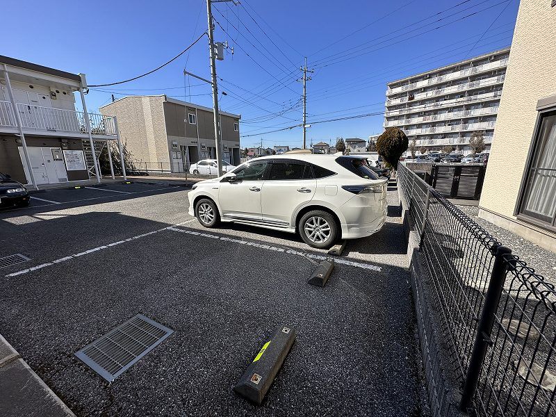 レオパレスシャルマンピエース 駐車場