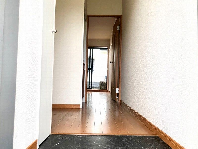 レオパレス彩 玄関