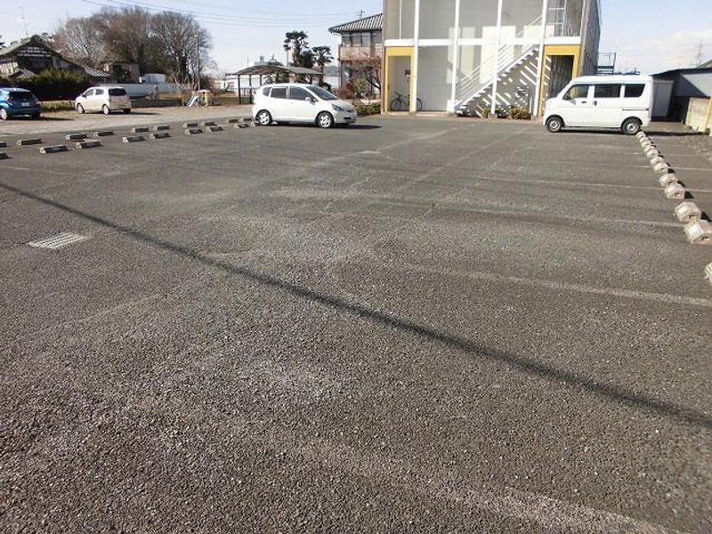 レオパレスジュネス栗田 駐車場