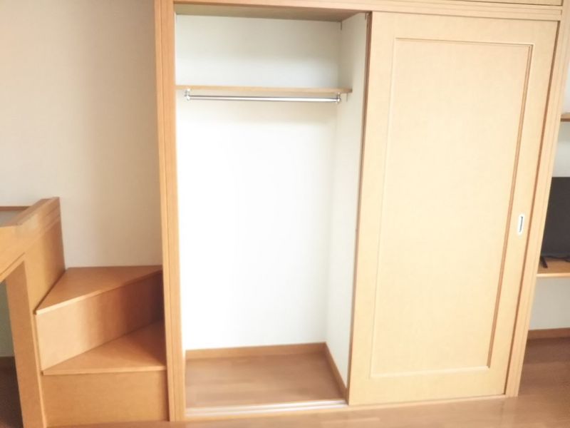 レオパレスラ　トゥール 収納