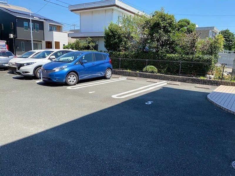 レオパレスアンビシャス 駐車場