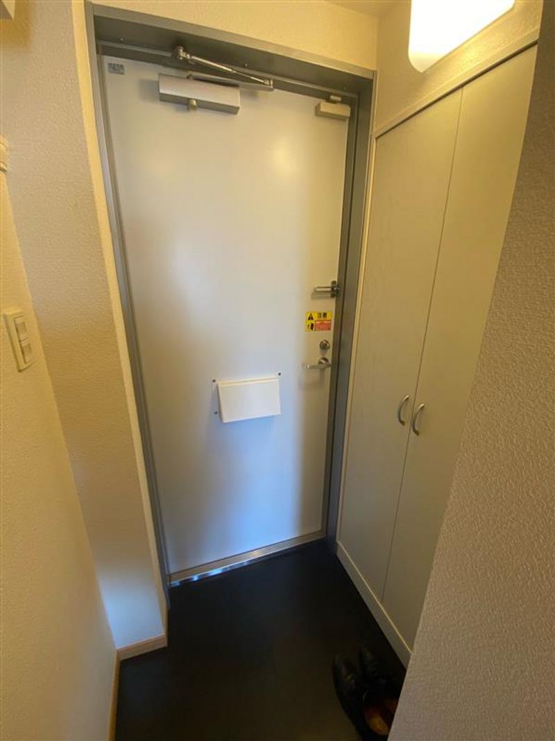 レオパレスひかり 玄関