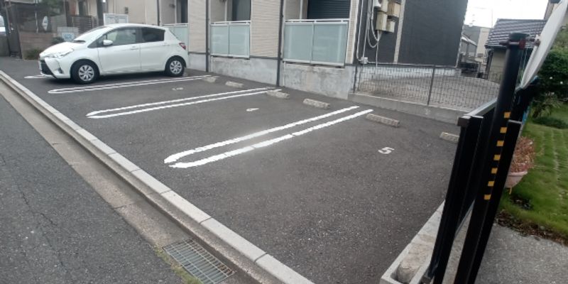 レオネクストウラノス 駐車場