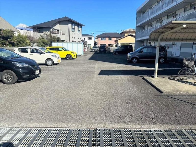レオパレスルーチェ 駐車場
