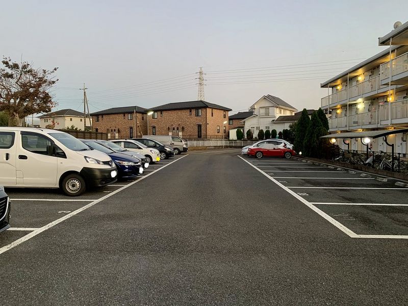 レオパレス並木 駐車場