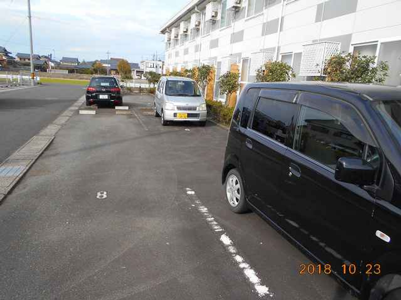 レオパレスポインセチア 駐車場