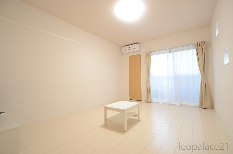 CLEINO Liracia Bedroom