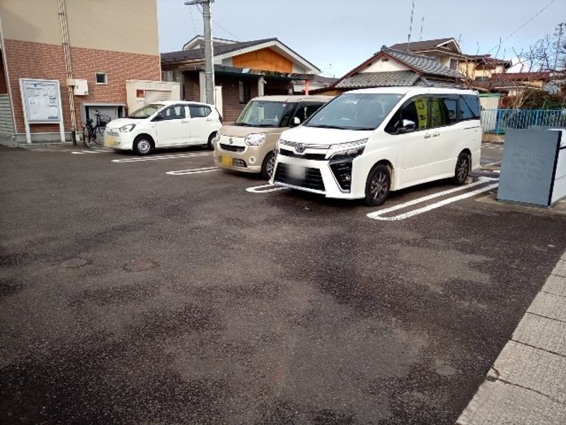 レオネクスト川原２ 駐車場