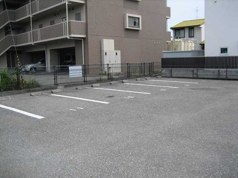 レオパレス和泉 駐車場