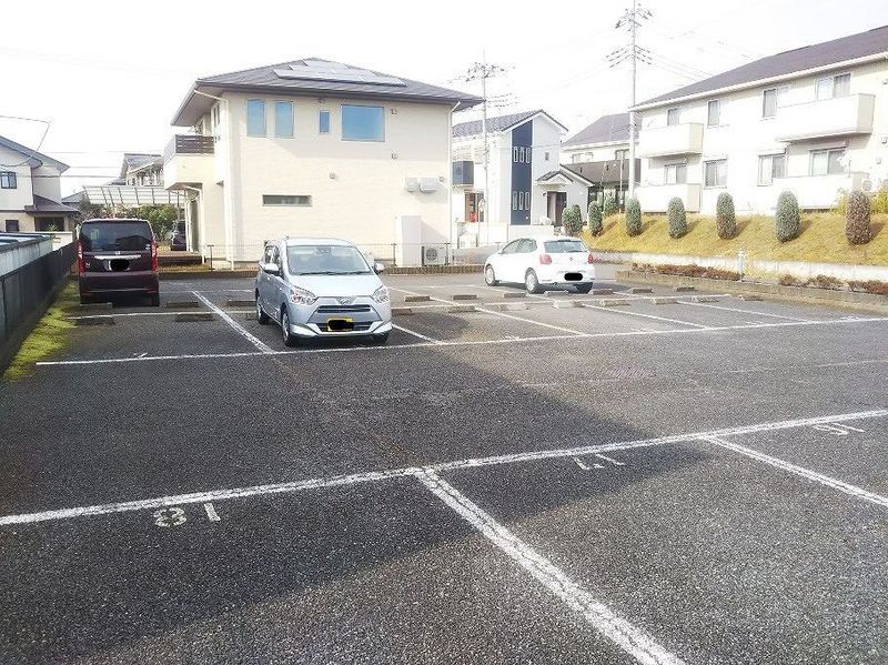 レオパレス松ヶ丘 駐車場