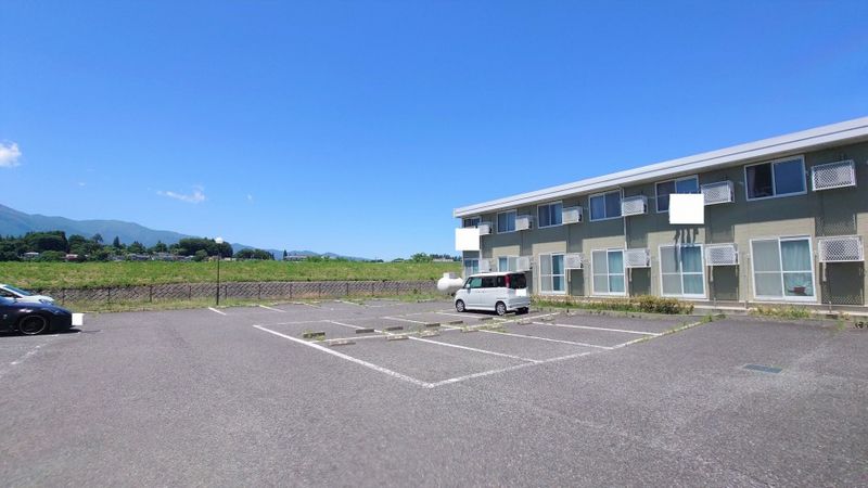 レオパレスコート伊那部 駐車場