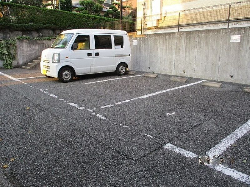 レオパレスアルティー 駐車場